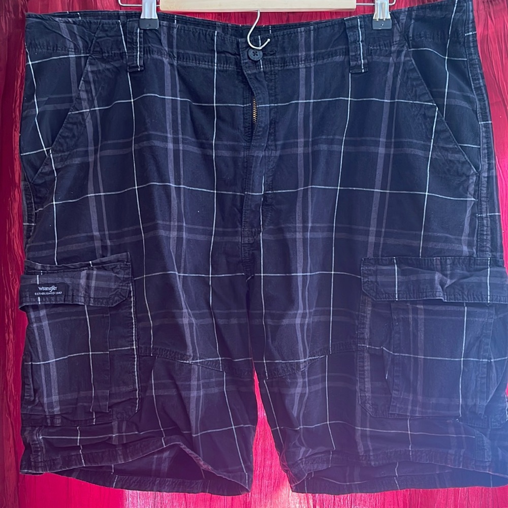 Men’s Wrangler black plaid cargo shorts-Size 40